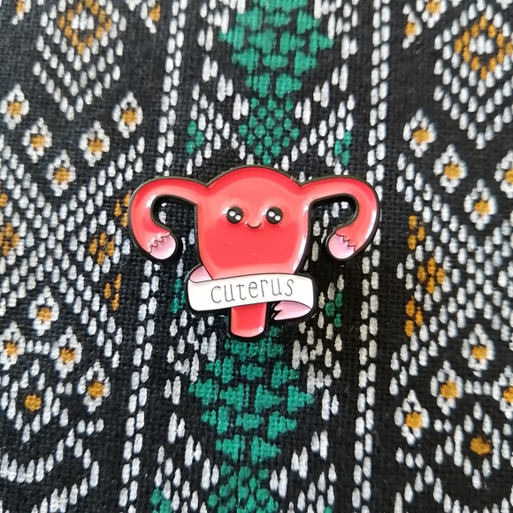 📍2/20$ Cuterus Enamel Pin NWOT - Picture 1 of 5
